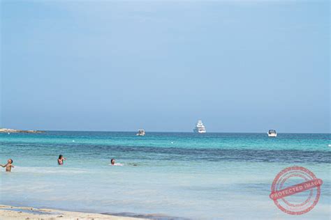 Tematická fotografia pláže Zrće s davom ľudí a klubmi