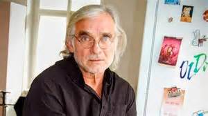 Fotografia párty lode so skákajúcimi ľuďmi