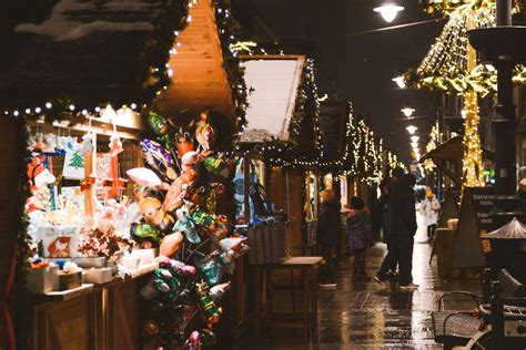 Ilustračná fotografia adventného trhu s vianočnými dekoráciami a svetielkami.