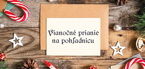 Zamyšlená osoba píšúca prianie na pohľadnicu