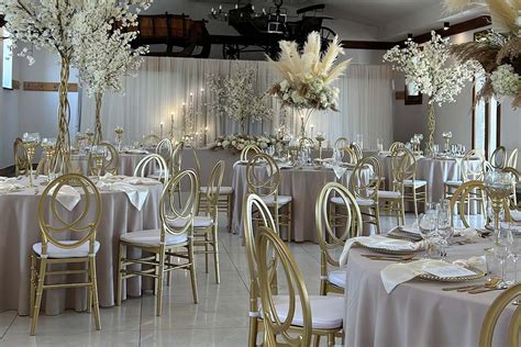 Tematické foto svadobnej hostiny s elegantnou výzdobou a cateringom