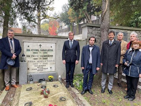 Tematické foto: Smútiaci pri hrobe, držiaci prejav