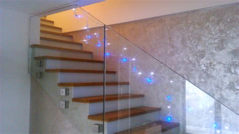 Dekorované schodiskové zábradlie s girlandami a svetlami