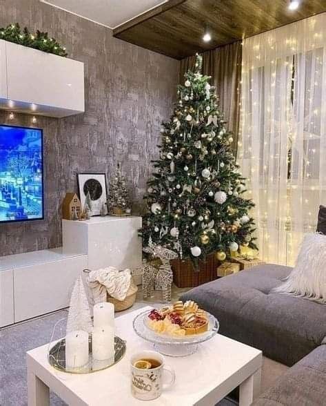 Vianočne vyzdobený balkónový priestor s girlandami a svetlami