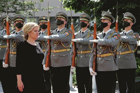 Zuzana Čaputová počas prehliadky Ozbrojených síl Slovenskej republiky po inaugurácii