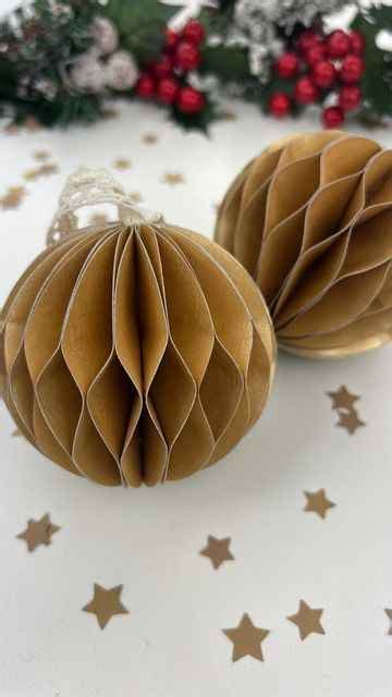 Tematické foto rodiny tvoriacej vianočné dekorácie z papiera