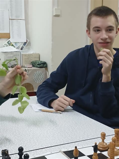 Tematické foto: deti a dospelí hrajúci šach na turnaji, sústredené tváre
