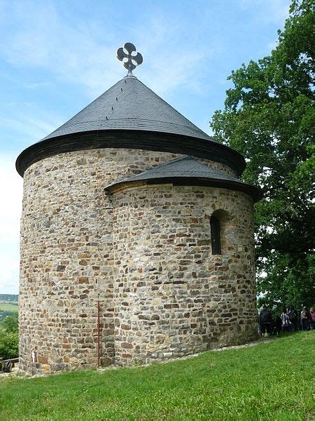 Fotografia románskej rotundy alebo Jurkovičovej secesnej stavby v Skalici
