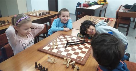Tematické foto: mladí šachisti na simultánke s majstrom