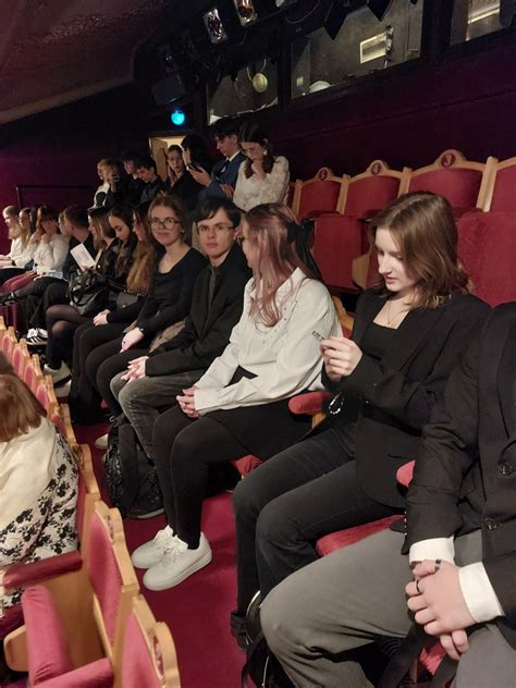 Tematické foto divadelného predstavenia alebo filmovej projekcie v kultúrnom dome