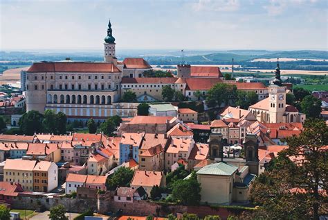 Zámok Mikulov s vinicami v pozadí