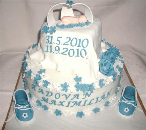 rodičia oslavujú s bábätkom pri torte s jednou sviečkou