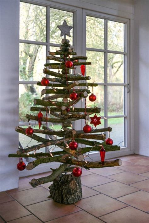 Koláž kreatívnych alternatív vianočných stromčekov (z konárov, paliet, viniča)