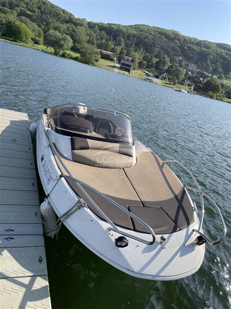 Interiér baru Sundeck na palube lode s moderným zvukovým systémom