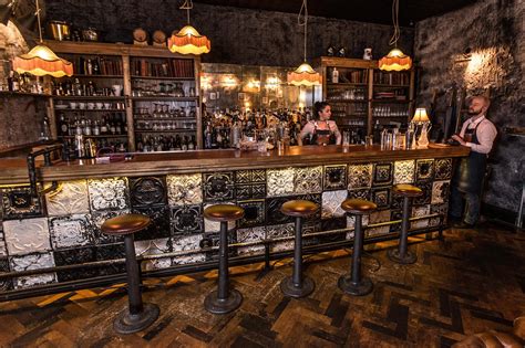 Vstup do Michalská Cocktail Room cez netradičný priechod