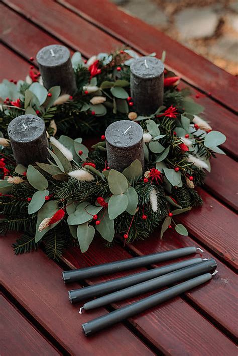 ilustračné foto: krásny živý adventný veniec s horiacimi sviečkami