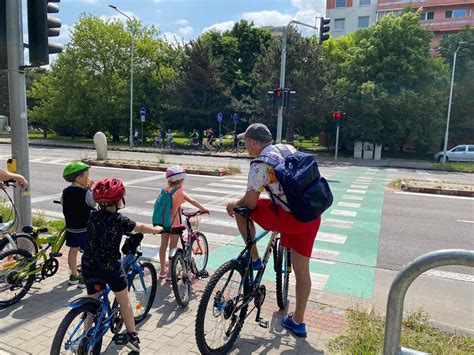 Dieťa na odrážadle s tromi kolesami a následne na balančnom bicykli v parku