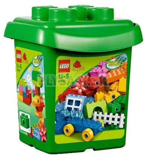 Chlapec skladajúci farebné LEGO DUPLO kocky, stavia vežu