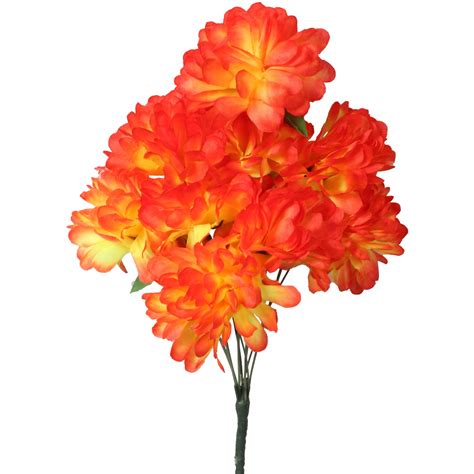 Fotografia tradičného zdobenia hrobu s chryzantémami a sviecami