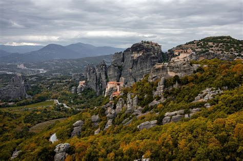 Ilustrácia útulne zariadeného kuchynského stola s kvetmi a sviečkami