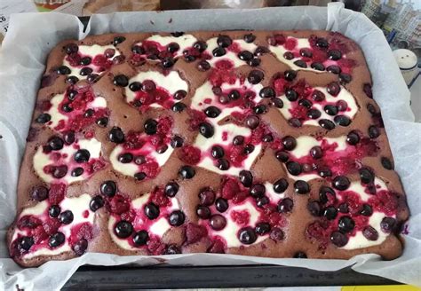 infografika s rozpisom surovín na hrnčekový koláč s drobným ovocím