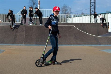 Chlapec v pohybe na pennyboarde alebo freestylovej kolobežke