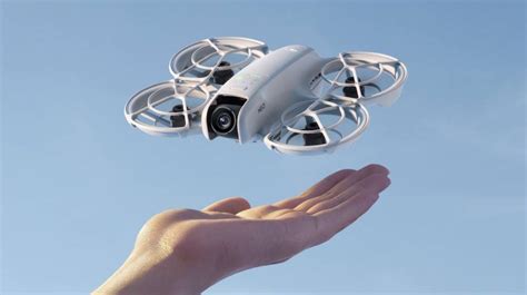 Sada rôznych darčekov pre teenagerov: slúchadlá, tenisky, kniha, malý dron