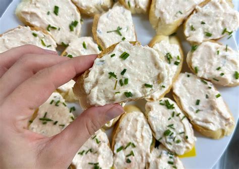 detailný záber na nátierky na opečených bagetkách zdobené bylinkami