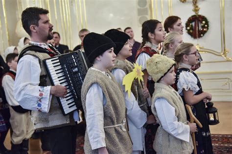 ilustračné foto: skupina detí koledníkov s vinšami