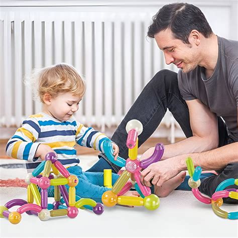 Koláž: rôzne typy magnetických stavebníc a zberateľských figúrok