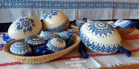 deti zdobia veľkonočné vajíčka