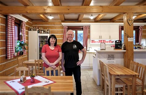 fotografia šťastného staršieho manželského páru na spoločnej večeri