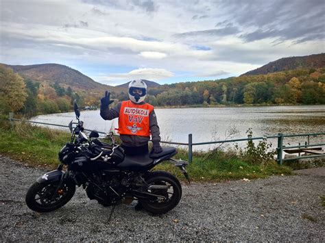 Muž si užíva adrenalínový zážitok - napr. jazdu na motokárach