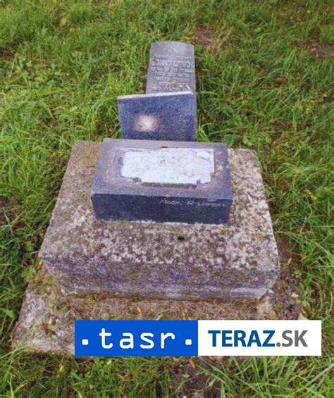 Fotografia ozdobených hrobov na cintoríne