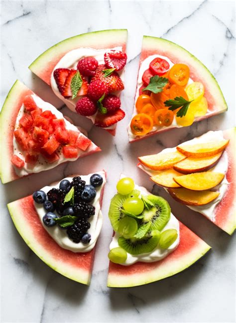 Fotografia kreatívnych detských snackov na tanieri: pizza z melóna a paradajkové lízanky