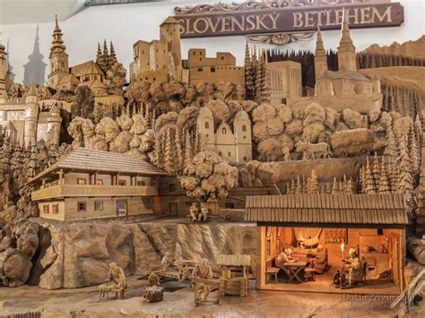 Umelecký záber na komplexnú scenériu Slovenského betlehema v Rajeckej Lesnej s dominantami slovenských hradov a kostolov