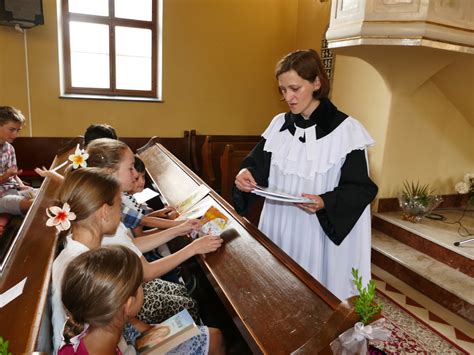 Zobrazenie rituálu odobierky, kde snúbenci kľačia pred rodičmi a prijímajú ich požehnanie