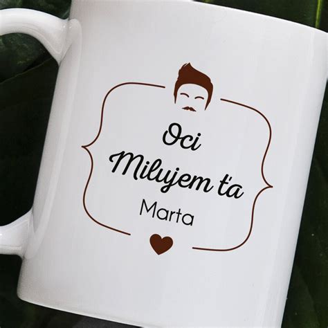 Koláž rôznych personalizovaných darčekov pre otca (hrnček s fotkou, tričko s nápisom, gravírované manžetové gombíky)