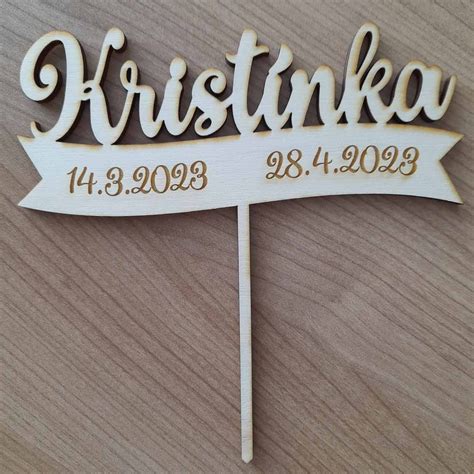 Detailný záber na krstnú košieľku s vyšitým menom a dátumom krstu v ľudovom štýle