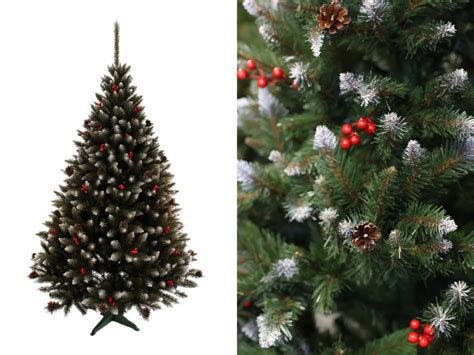 Ilustračná fotografia vianočného stromčeka Smrek červená jarabina s realistickými vetvičkami, jemným mrazom, červenými bobuľami a šiškami