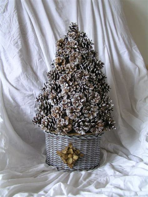 Ilustrácia: Postup výroby papierového kužeľa a pripevnenia podstavca pre šiškový stromček