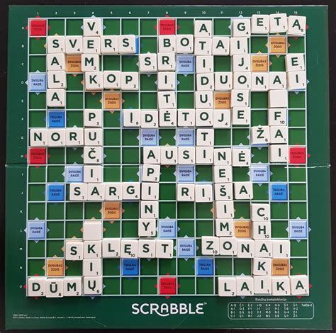 Rodina hrajúca stolnú hru Activity alebo Scrabble