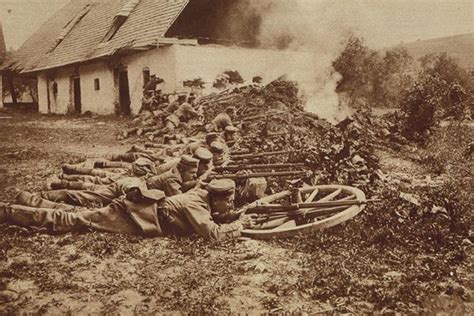 Koláž fotografií zničených miest a vojakov z prvej svetovej vojny