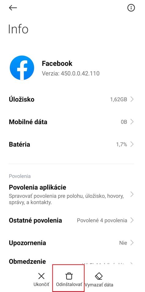 Tematické foto: osoba používajúca Facebook na smartfóne a na počítači