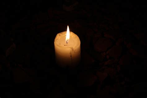 symbolická fotografia: sviečka, spomienkový kameň alebo lúč svetla