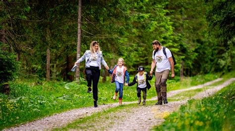 rodina tráviaca čas spolu, napríklad na výlete