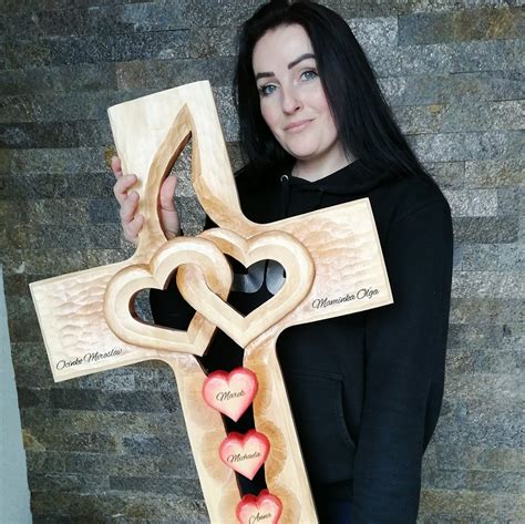 Personalizovaný darček pre kňaza: krížik s gravírovaním alebo fotorámik s venovaním