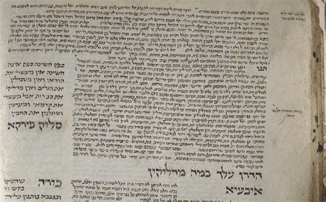 Starý rabín študujúci Talmud