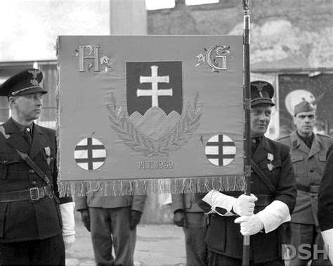 Historická fotografia: Členovia Hlinkovej gardy vykonávajú pozdrav 