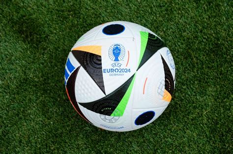 futbalová lopta na zelenom trávniku s narodeninovými sviečkami, inšpirácia pre pozvánku